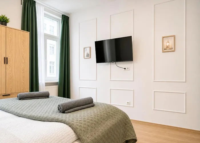 Comfy & Quiet In Viennas 12th District Wenen